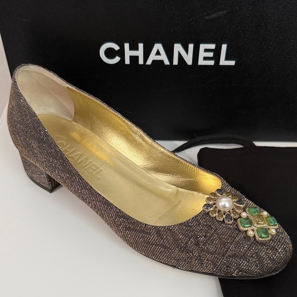 Chanel Pumps CC Logo Pearl and Gripoix Embellished Flats 39.5 Gold